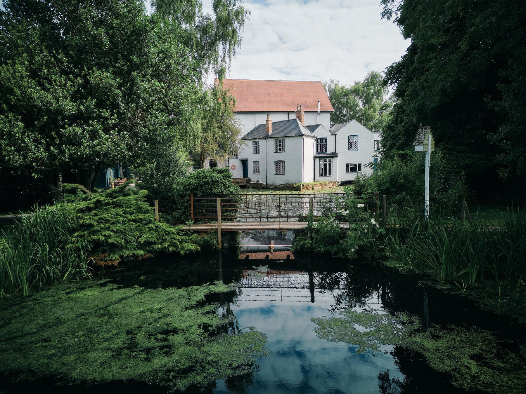 The home of Nacoco kitchens in Leicestershire sits beside the Cotes pond and lush green British countryside.